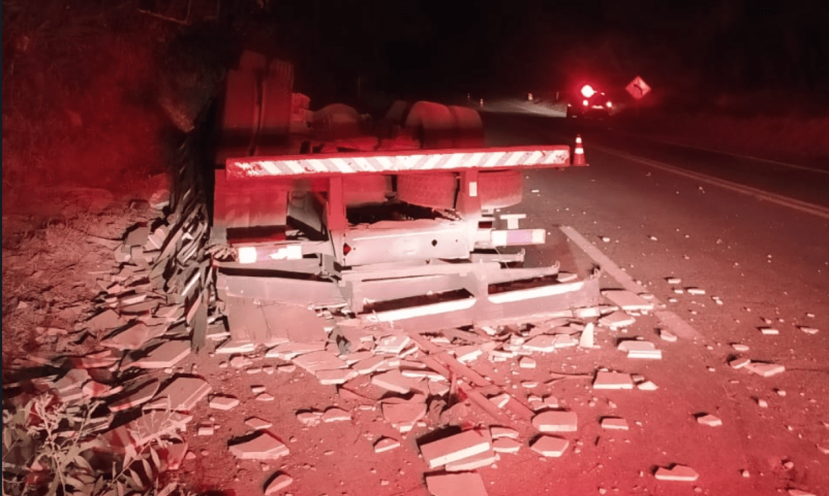 Grave Acidente na BR-267 na Serra da Onça Resulta em Morte de Caminhoneiro