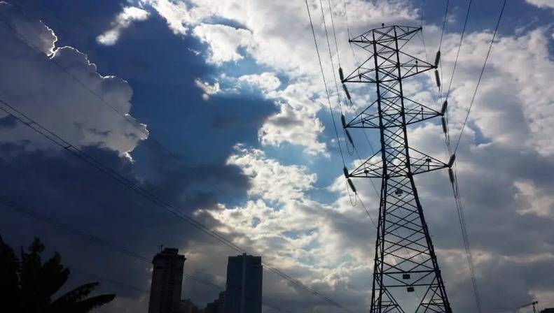 Previsão de tempo com chuva e clima ameno em São José dos Campos
