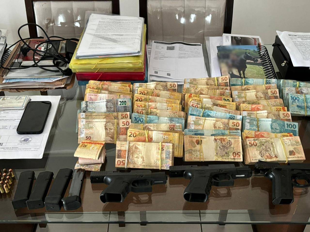 Operação contra organização criminosa apreende armas e R$ 200 Mil em Dinheiro em São José dos Campos