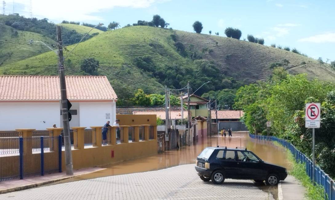Rio Paraitinga transborda e família é desalojada em São Luiz do Paraitinga