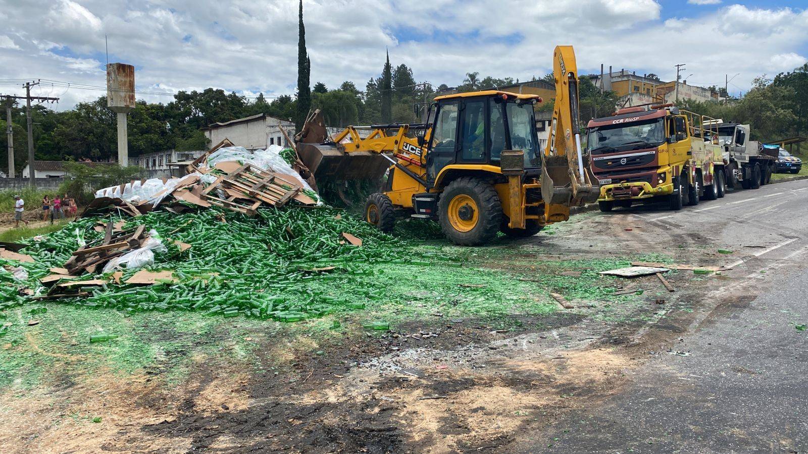 Acidente com carreta tomba e derruba carga na dutra, complicando o trânsito em Jacareí