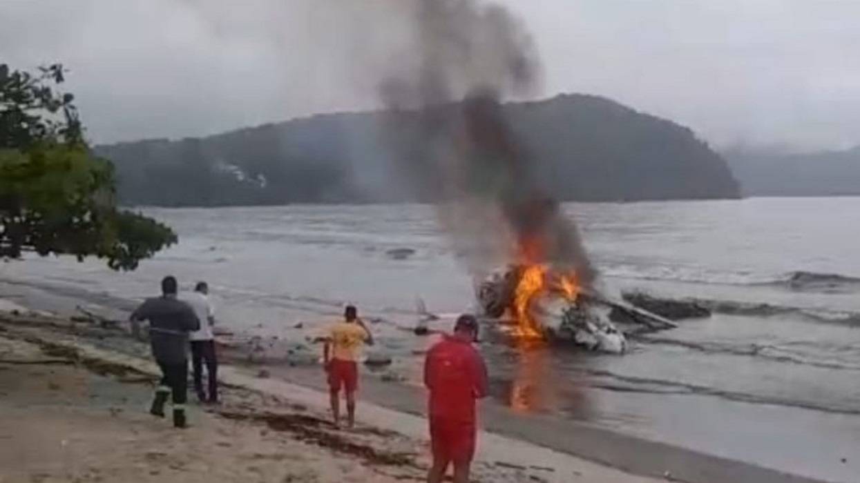 Avião de pequeno porte cai próximo à Praia do Iperoig, em Ubatuba