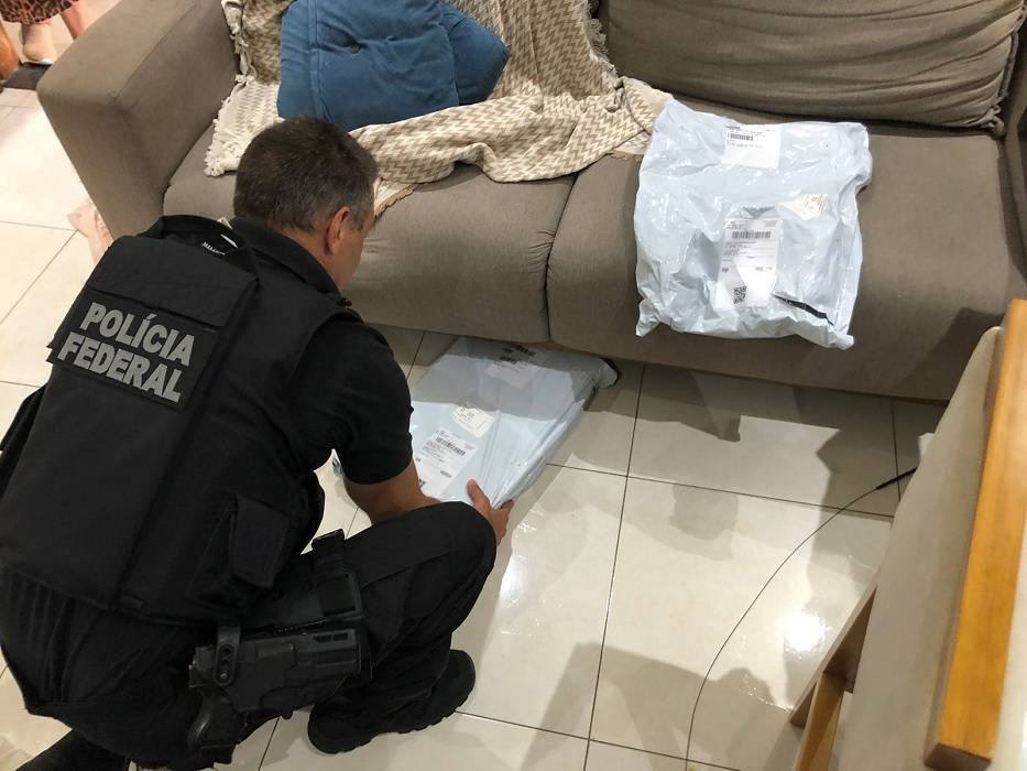 Polícia Federal prende carteiro e comparsa suspeitos de desviar encomendas dos correios