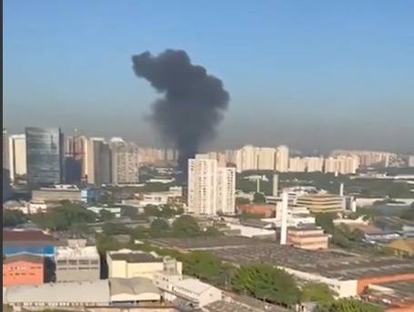 Avião de pequeno porte cai na Barra Funda e interdita avenida marquês de São Vicente