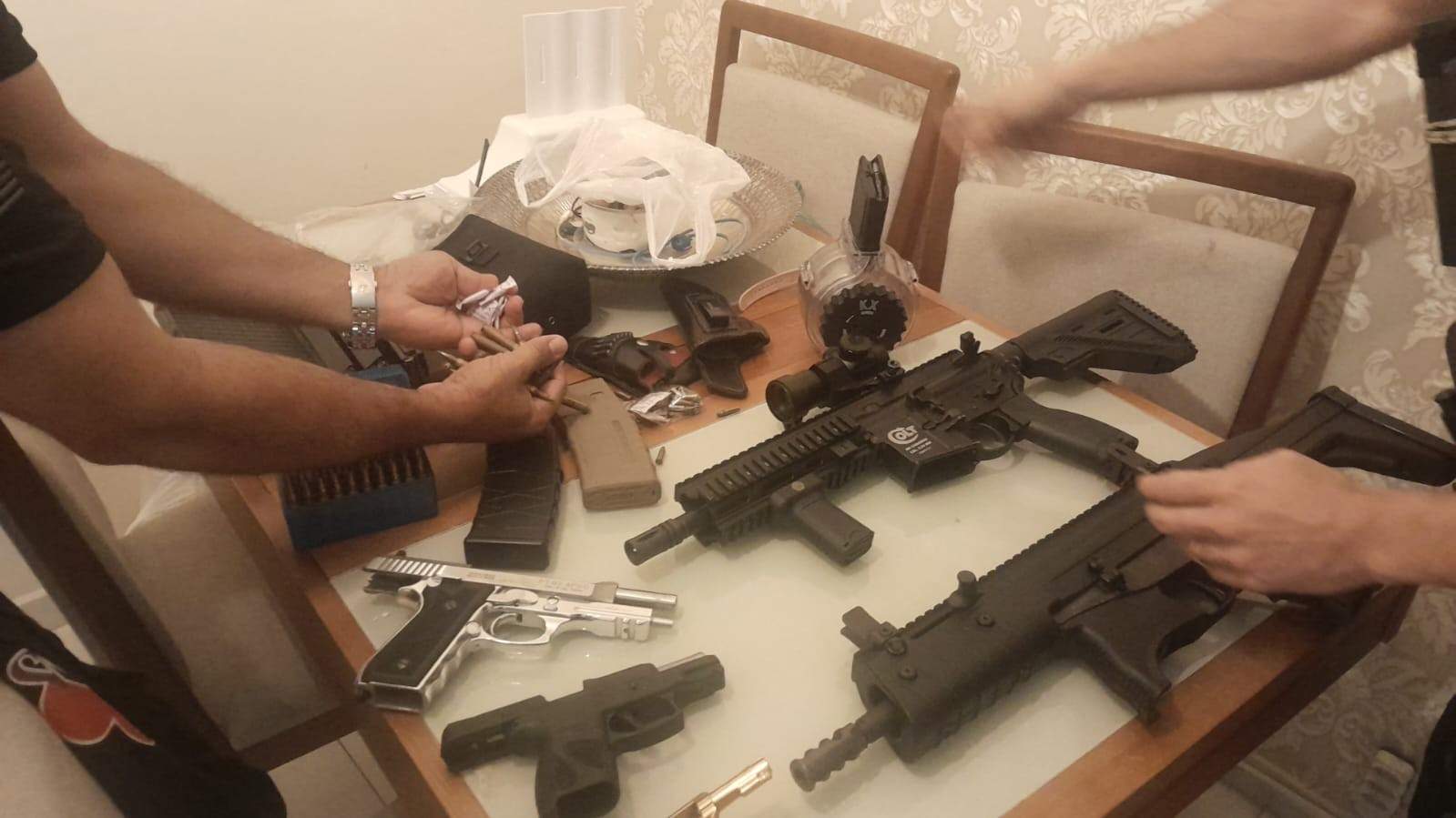 Homem é preso com fuzil, armas e 250 munições em São José dos Campos