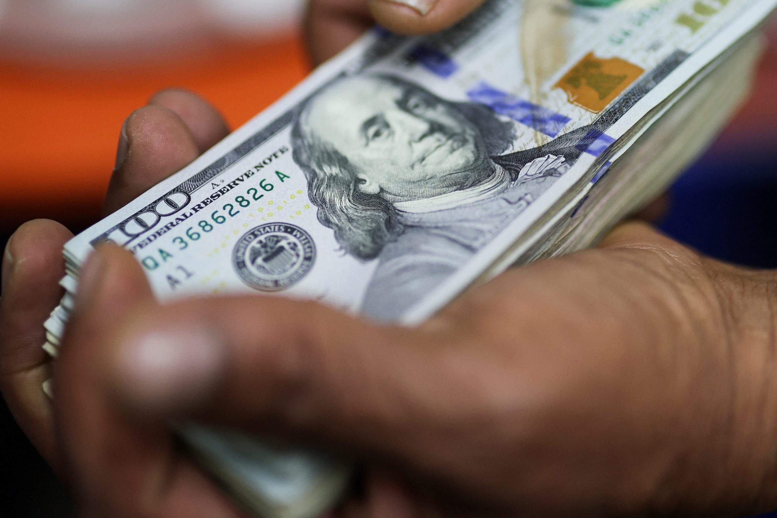 Dólar opera em alta e mercados reagem à expectativa de novas tarifas dos EUA