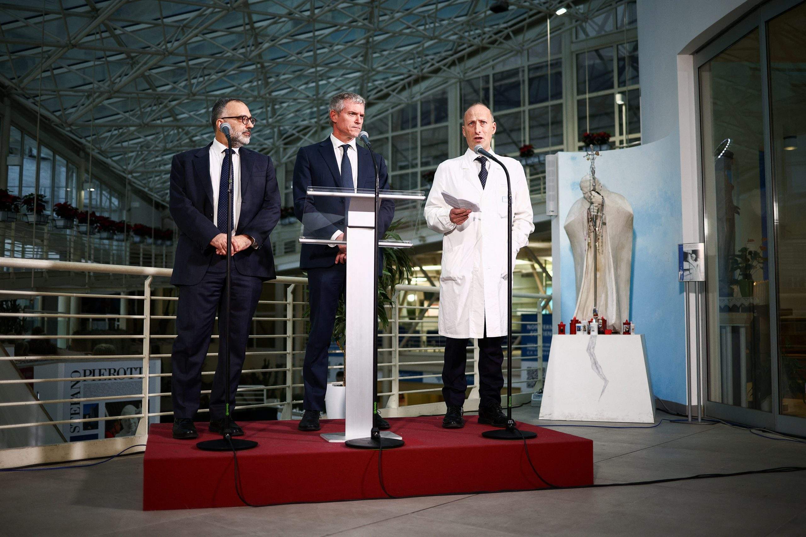 Papa Francisco enfrentou dois momentos críticos de saúde durante internação.