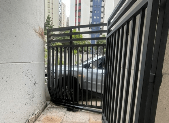 Motorista perde controle de carro e colide em grade de estacionamento em São José dos Campos