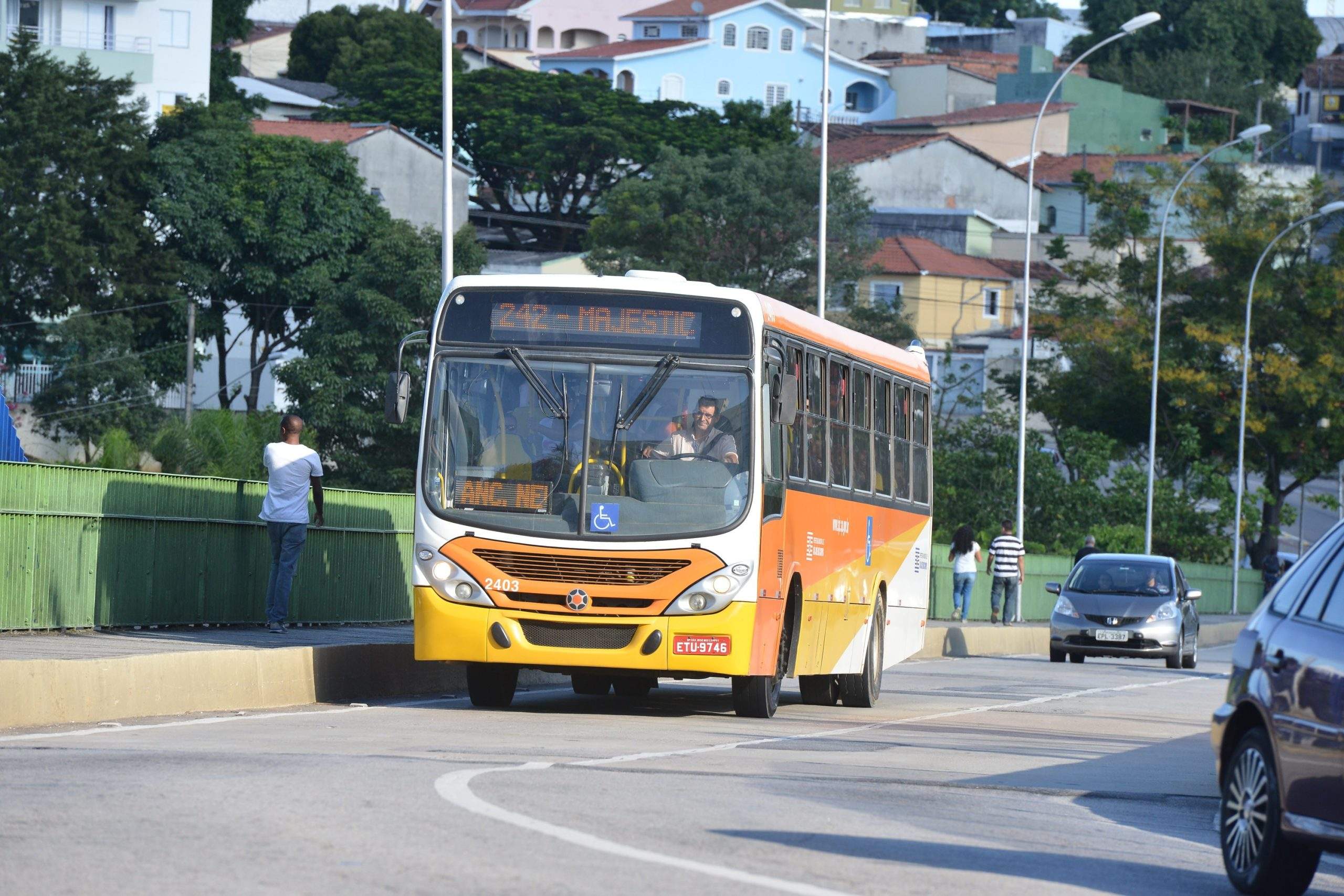 Homem de 67 anos é preso por importunação sexual contra duas jovens em ônibus de São José dos Campos
