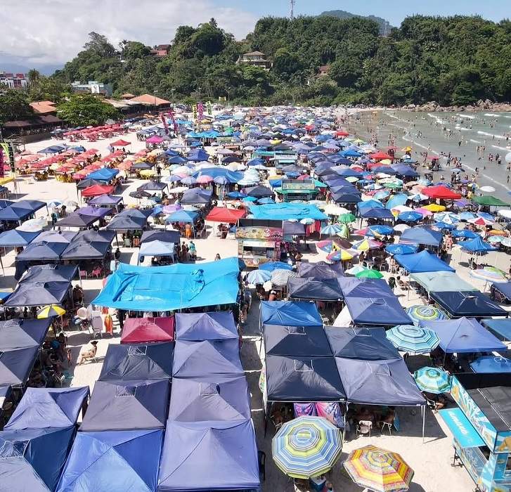 Ubatuba quer proibir uso de tendas nas praias; projeto prevê multa e apreensão