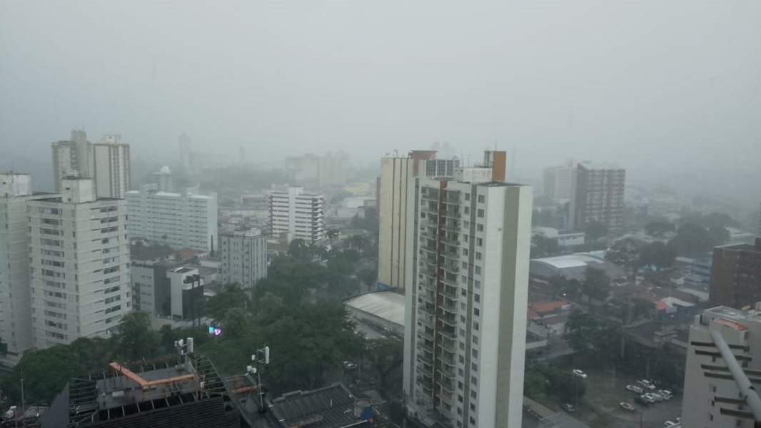 Frente fria traz chuva forte e queda de temperatura no Vale do Paraíba e Litoral Norte durante o feriado