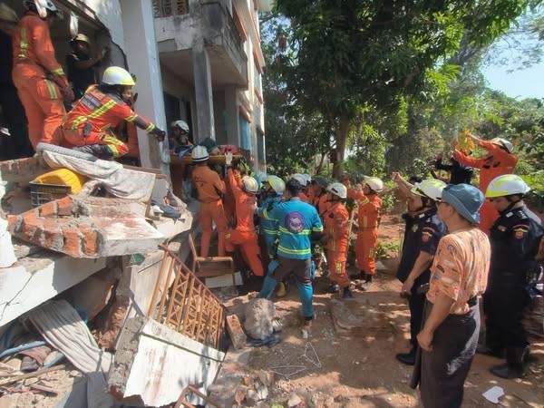 Mulher é resgatada com vida após 91 horas sob escombros em Mianmar