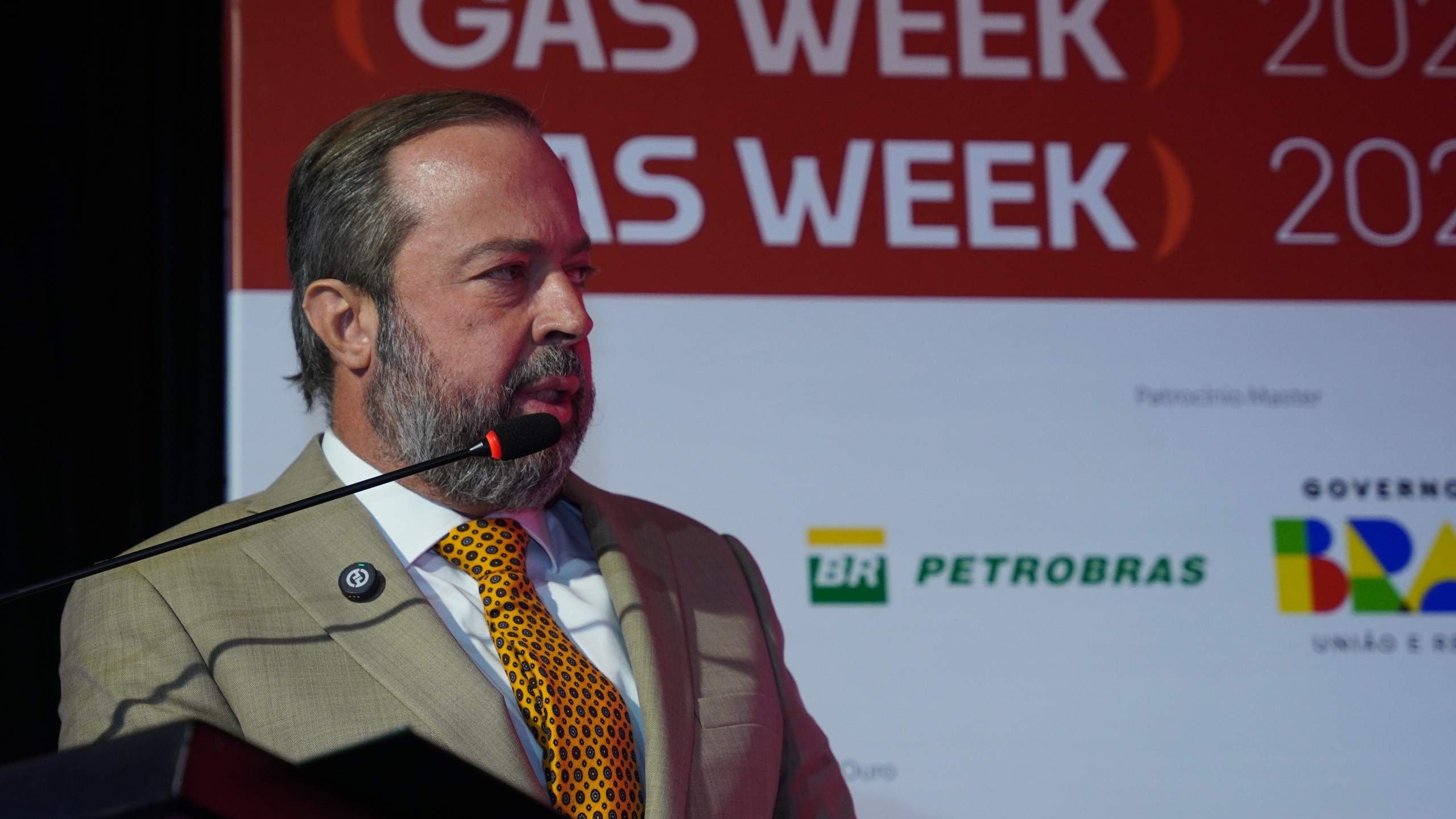 Silveira promete gratuidade na conta de luz para 60 milhões de brasileiros.