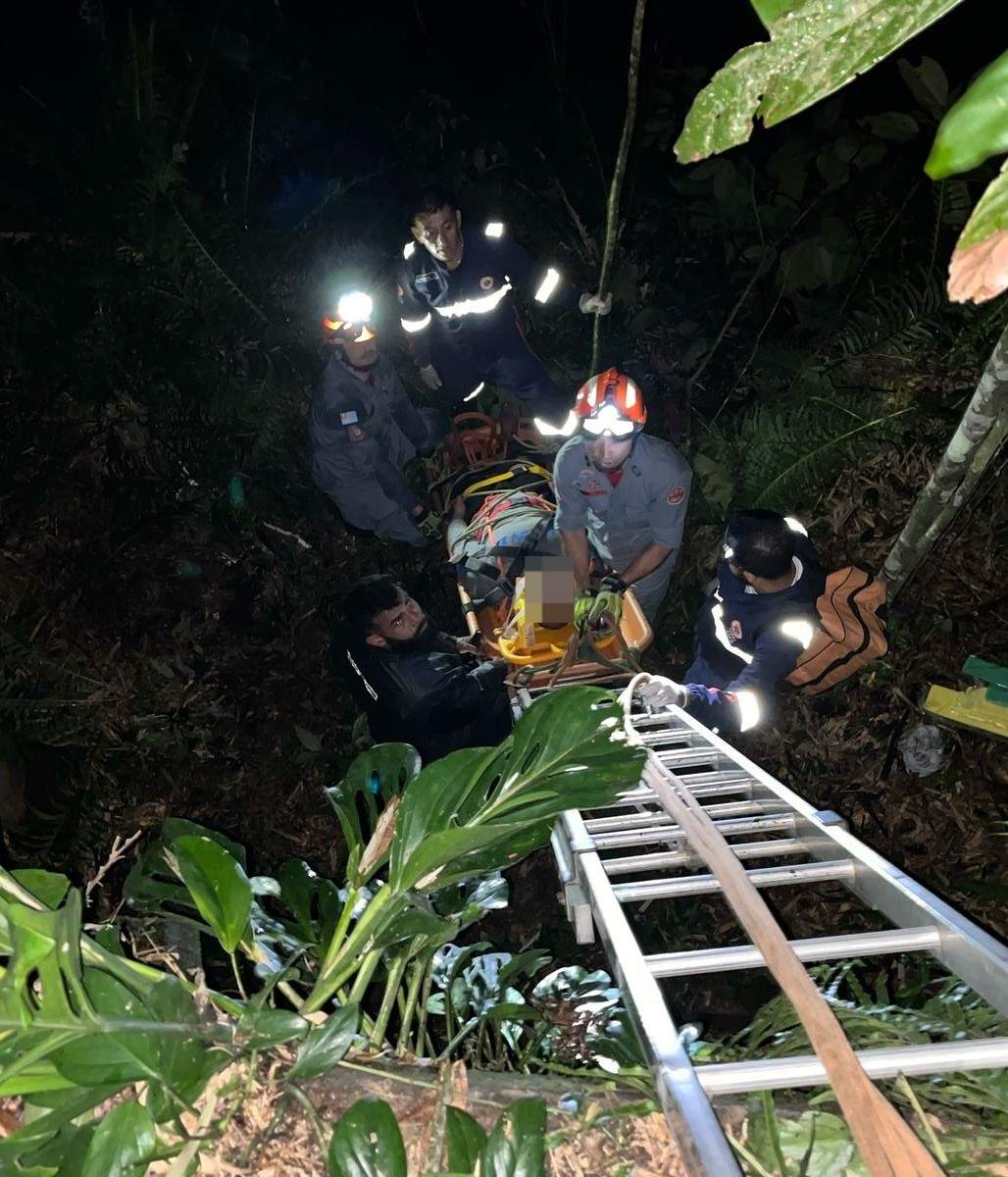 Motociclista sofre queda de quase 10 metros em ribanceira da rodovia Rio-Santos, em Ubatuba