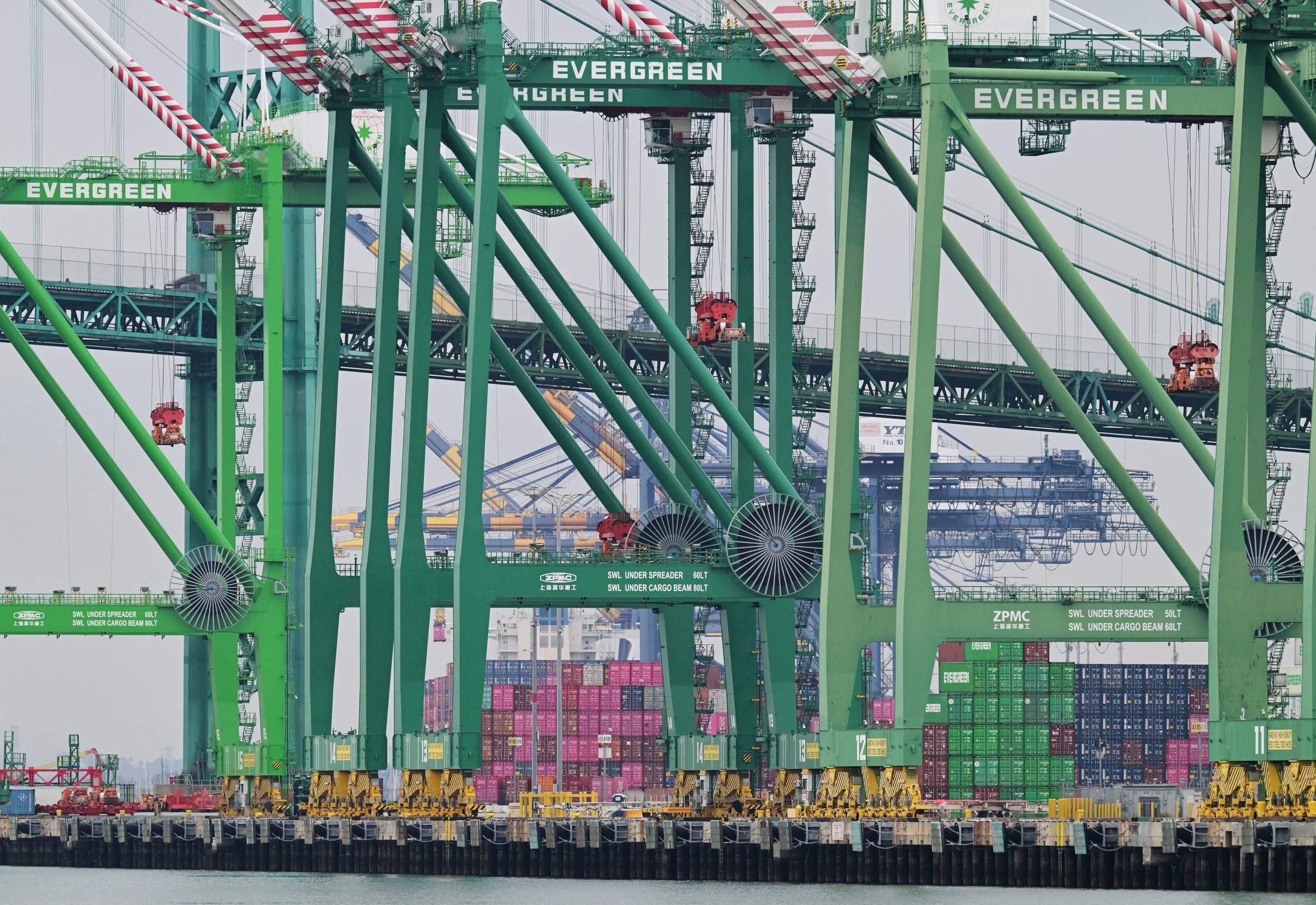 Silêncio nas docas: maior porto dos EUA sente efeito da guerra comercial de Trump