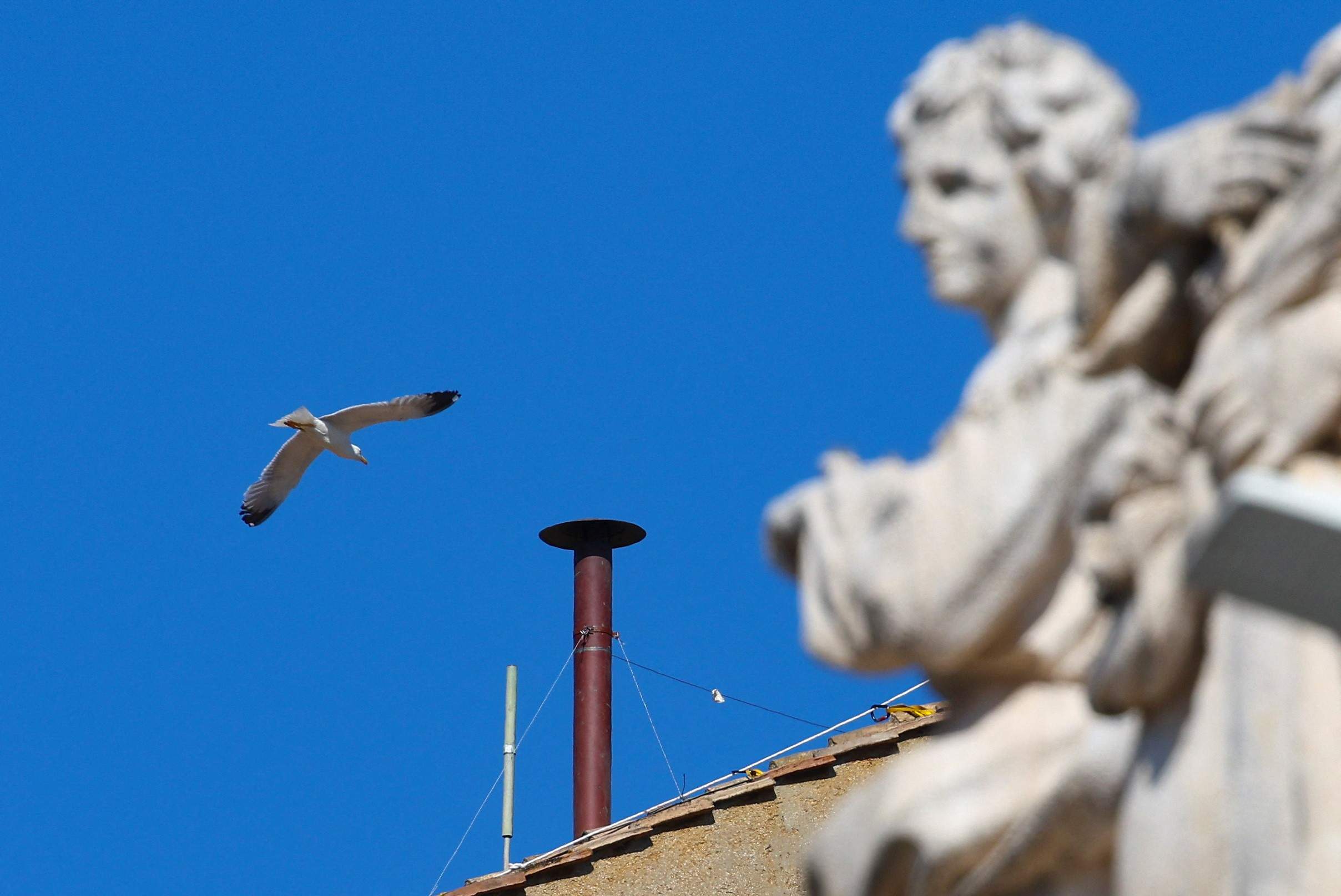 Bombeiros instalam chaminé da Capela Sistina que anunciará novo papa, diz agência