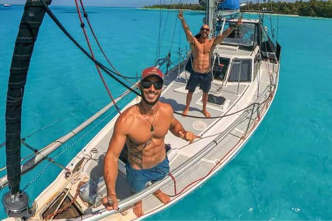 Irmãos concluem volta ao mundo de veleiro e são recebidos com festa em Ubatuba