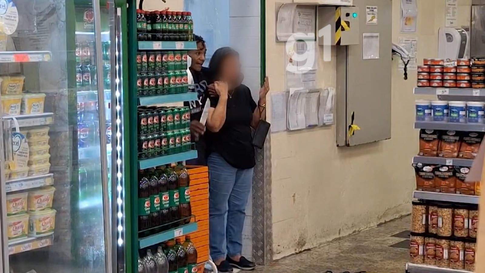 Homem é preso após fazer idosa refém com faca em mercado em São José dos Campos, SP