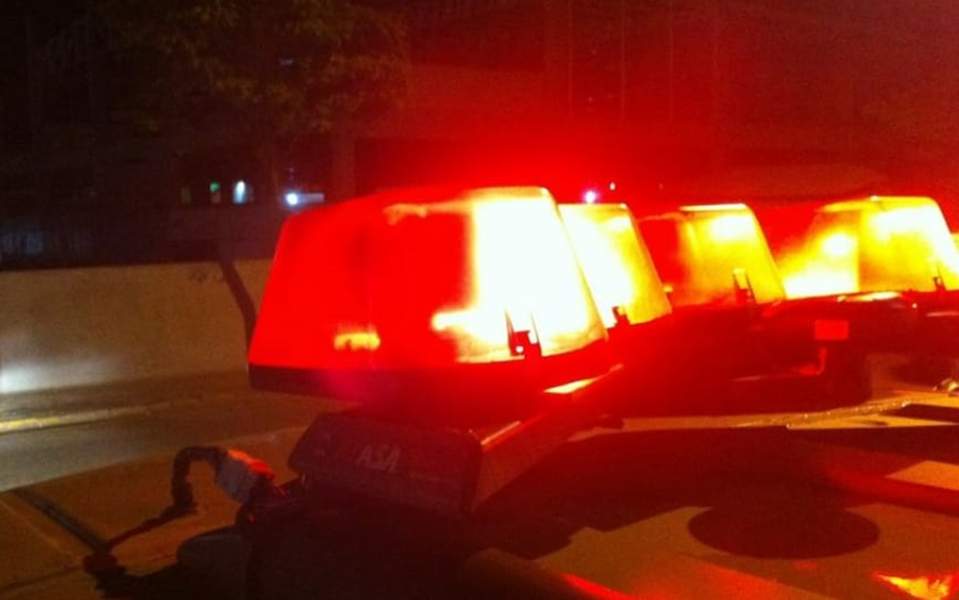 Incêndio em terreno destrói três carros em Taubaté