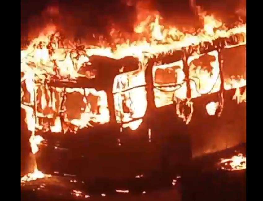 VÍDEO: Homens armados incendeiam ônibus em Jacareí após protesto
