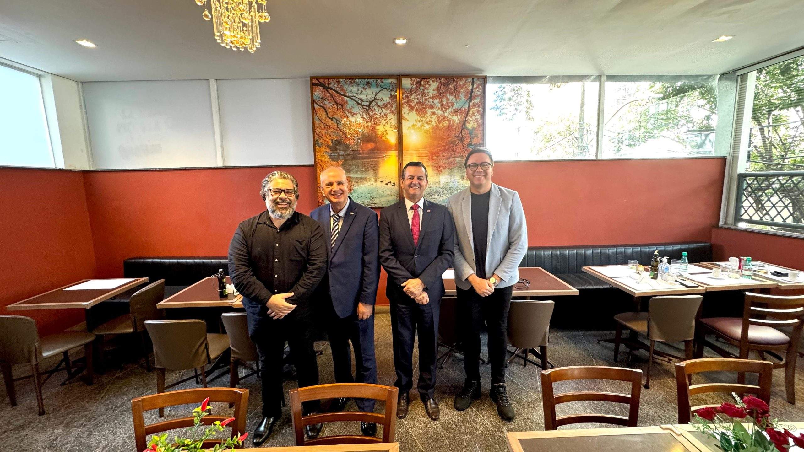 Cônsul honorário do Paraguai no Brasil, João Juvenal de Souza Mello se reúne com políticos em Belo Horizonte