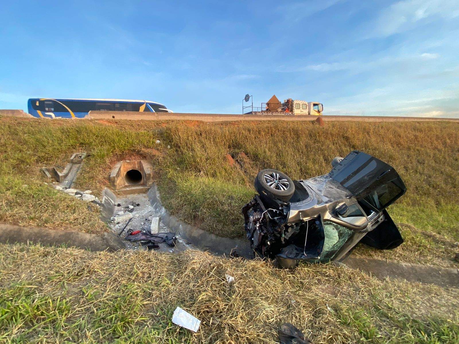 Duas pessoas morrem em acidente entre quatro veículos na Carvalho Pinto, em São José dos Campos