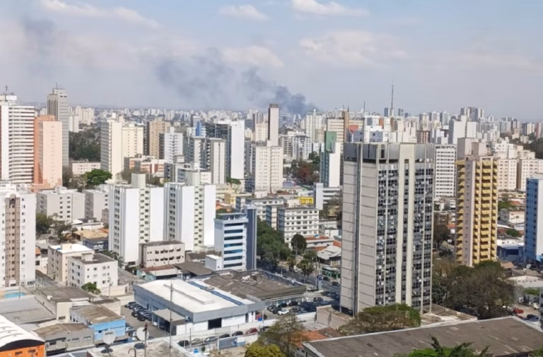 Incêndio atinge área de centro empresarial no Parque Industrial de SJC