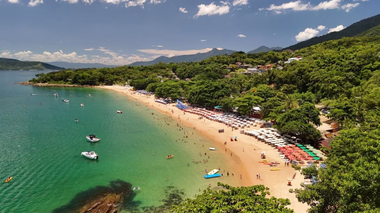 Guarda-vidas reanimam mulher encontrada inconsciente no mar em Ilhabela